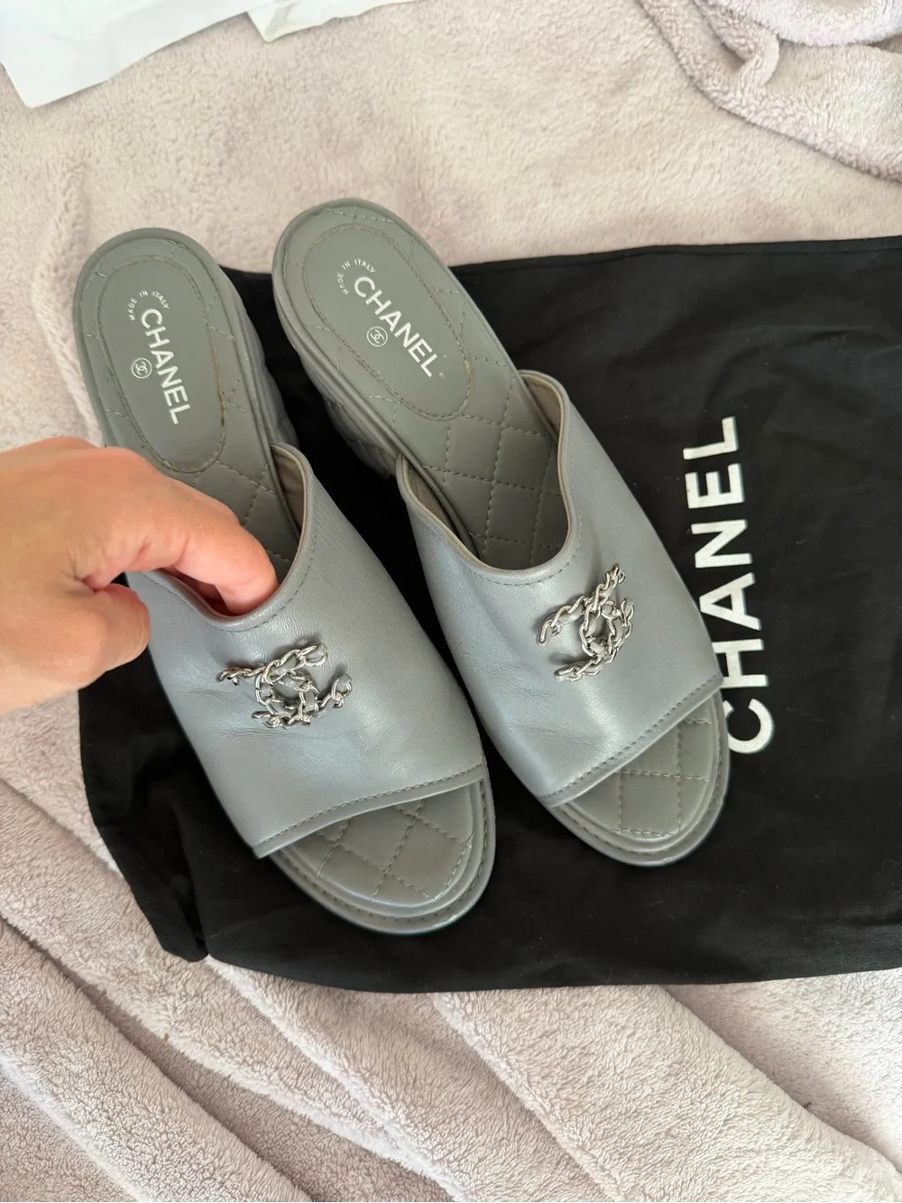 🗽CHANEL Quilted Leather Slide Mules with Silver CC Chain Logo